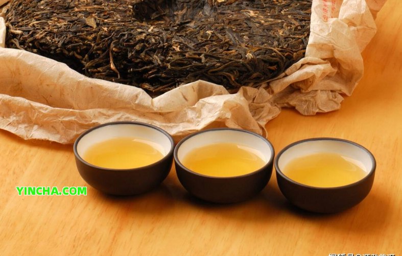 06年龍潤(rùn)茶826熟茶普洱茶價(jià)格分析與比較，探究市場(chǎng)行情與口感特點(diǎn)